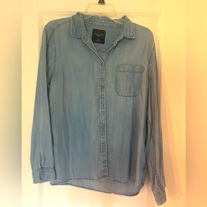 American Eagle Outfitters chambray/light denim button up top. Size large
